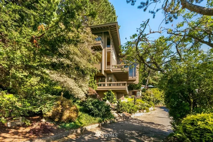Prominent Seattle Architect Ralph D. Anderson design combines horizontal decks with large vertical windows