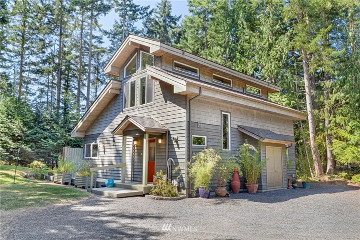 Sunny, treed, quiet setting...