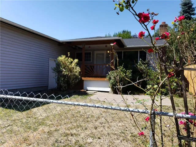 This great one level home is set off the road with a fenced front yard so keep everyone safe.