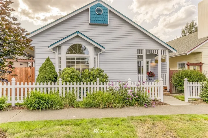 Charming, elegant & curb appeal 3 beds, 1.75 bath Craftsman style rambler situated in the beautiful Hamptons neighborhood. This beautifully manicured yard has been completely maintained by HOA landscaper. One level living at its finest! Home shows well and flows nicely.