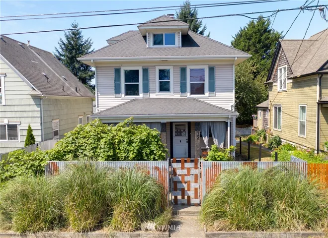 An American Foursquare in Central Tacoma! Pampas grass offers great privacy in the front yard.