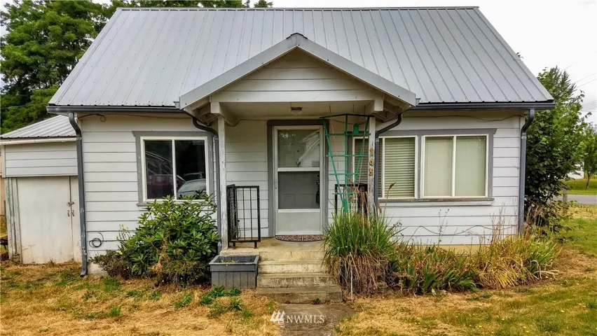 Great one bedroom, one bath, with possible loft space, metal roof, and so much more!