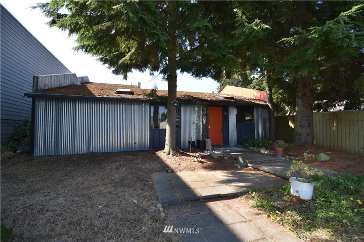 Near the corner of N 34th and N Proctor St.