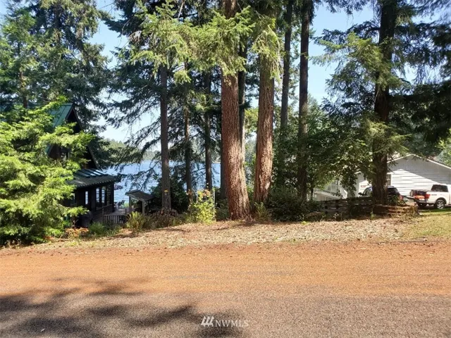 Peek a boo view of lake.