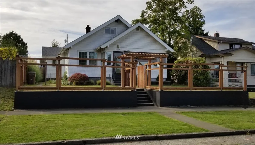 Classic Craftsman with Separately Fenced Front & Back Yards.