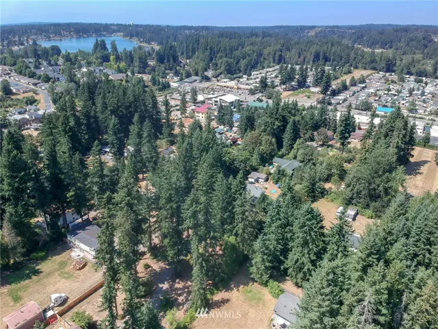 LESS THAN A MILE AWAY FROM LAKE MERIDIAN PARK & PUBLIC BOAT RAMP