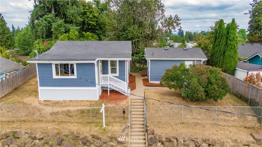 This is a great condo alternative. Refreshed and move-in ready!