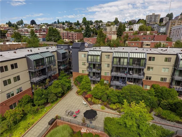 You're close to all that Queen Anne, South Lake Union, Downtown & the waterfront have to offer! Easy commute to Expedia & Amazon!