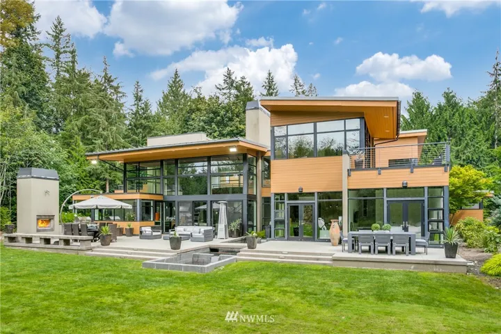 Situated on over 3 acres of treasured privacy in the Camden Park Estates neighborhood of Sammamish. Floor to ceiling windows showcase the tree-lined landscape.