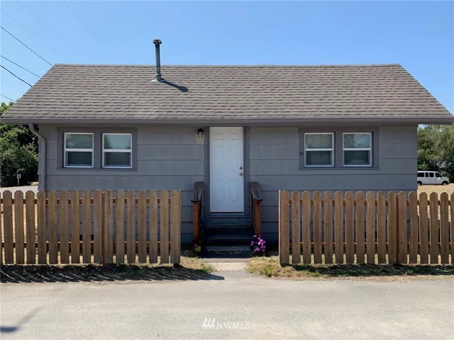 Perfect starter home or investment potential! Sweet 1bdrm home in the heart of Yelm. Keep as a residence or start afresh and build an apartment complex or retail store.