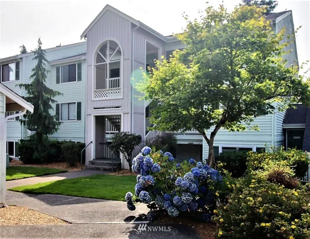 Third floor unit has the advantage of vaulted ceilings, no neighboors above, brighter and feels large.