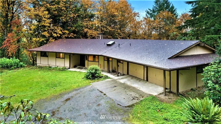 Large Daylight Rambler with new roof on shy acre parcel