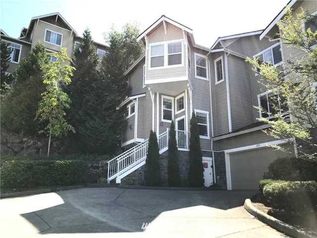 Welcome to your new Burnstead townhome in Timarron!  Minutes from the bustling Issaquah Highlands.  Easy access to great food, fabulous shopping and the movie theater.