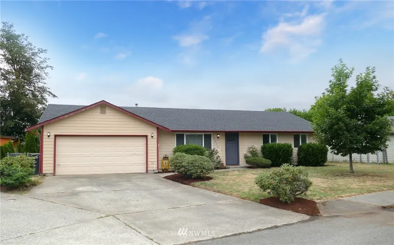Move-In Ready Rambler in SE Olympia! 3 bedrooms & 2 baths in 1200 sf.