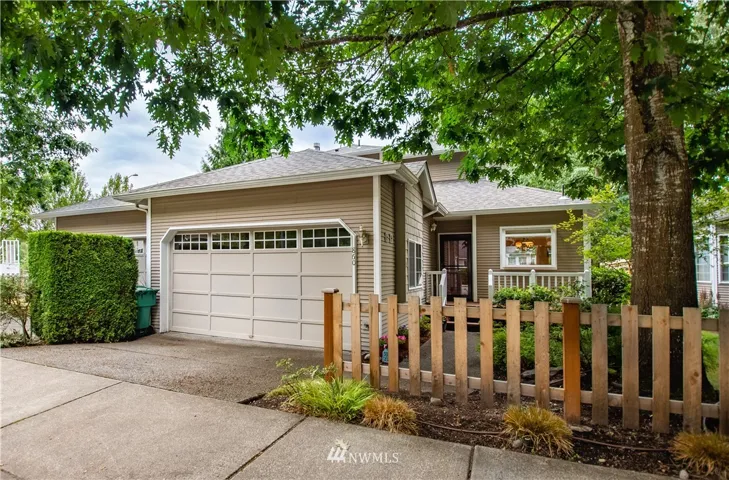 Welcome Home! 2 bedroom, 2.25 bathroom townhome with loft and yard. One block from Gilman Village in Issaquah!