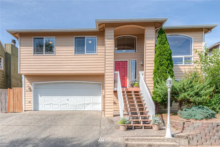 Great location next to Blackmans Lake, Cascade View Elementary School, & a neighborhood Greenbelt.