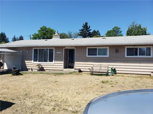 Nice well kept one story 3 bedroom home on a great neighborhood. Large corner lot.