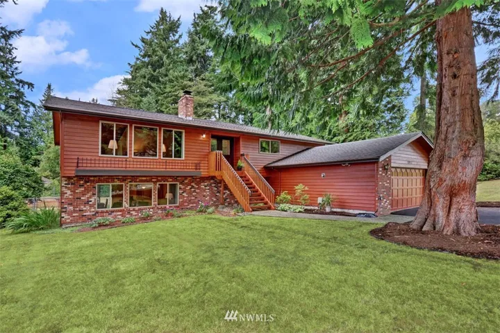 NW Contemporary daylight basement home on wooded lot.