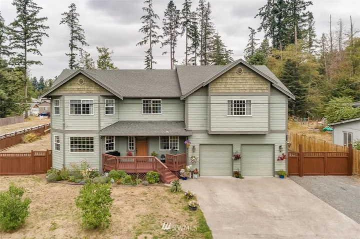 Warm Beach Beauty! Looking for a huge house on a gigantic lot? Well her it is!