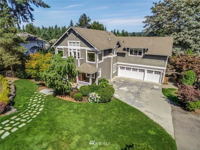 Sunny and secluded home on a private lane in Wilburton, within walking distance of Wilburton Elementary and International HIgh School
