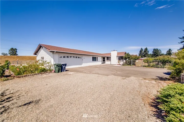 Plenty of parking for all your toys!!