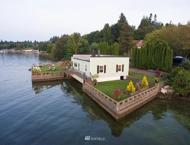 The lapping waves can be heard in both bedrooms.