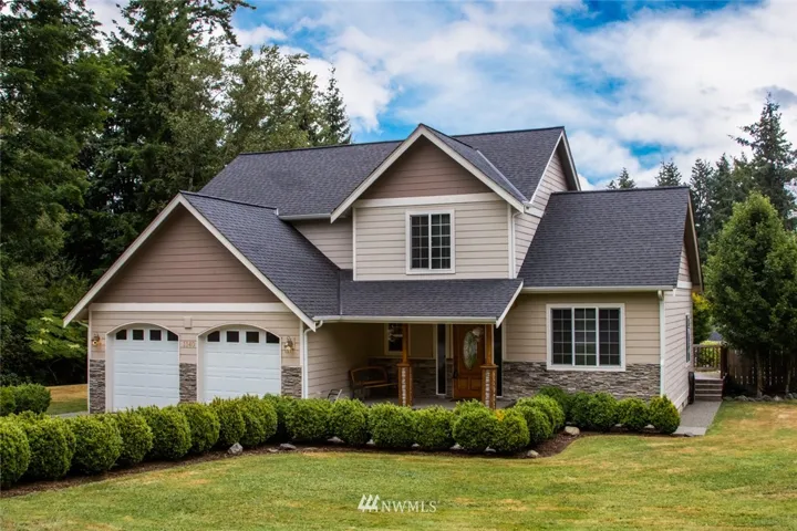 Front view of well maintained Geneva area home.