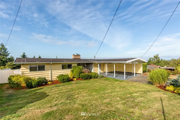 Beautifully landscaped front yard!