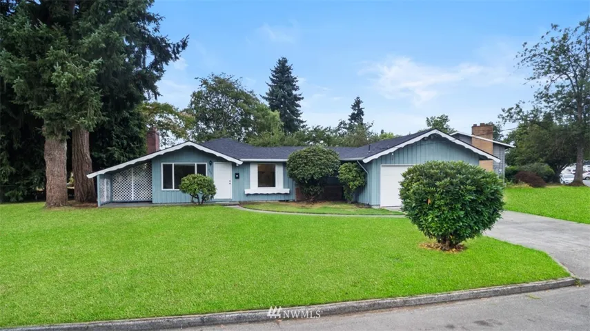 Well maintained 3 bedroom home - close to town, shopping and schools