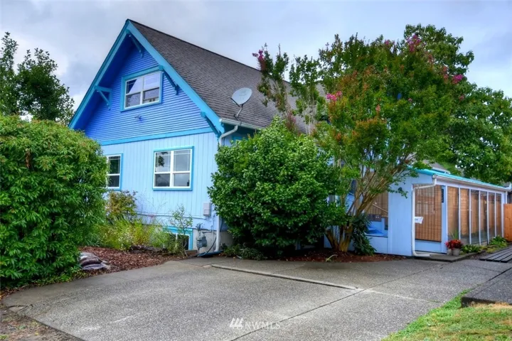 Very well kept home  is great location on Glass Ave