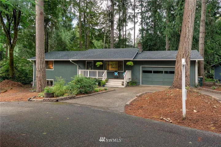 Beautifully painted daylight rambler in established neighborhood
