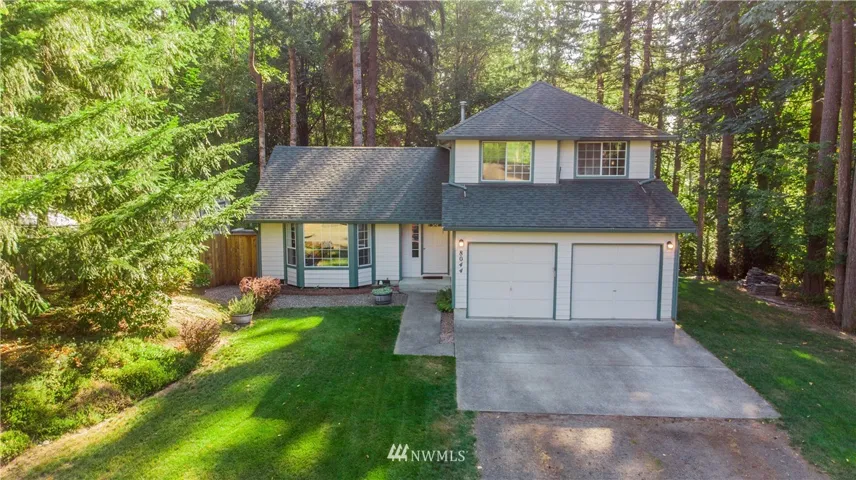 Wonderful 3-bed house on nearly an acre in this beautiful setting, on a quiet cul-de-sac!  Roof and ext paint done in 2013.  Very well maintained.