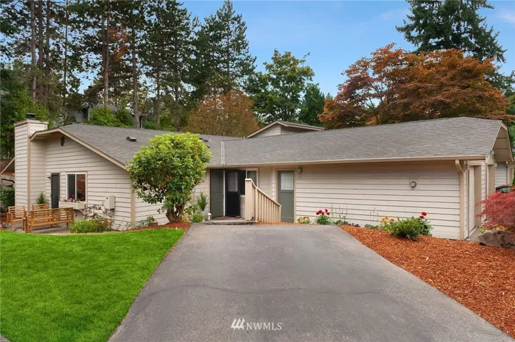 Beautiful end unit Rambler style townhome