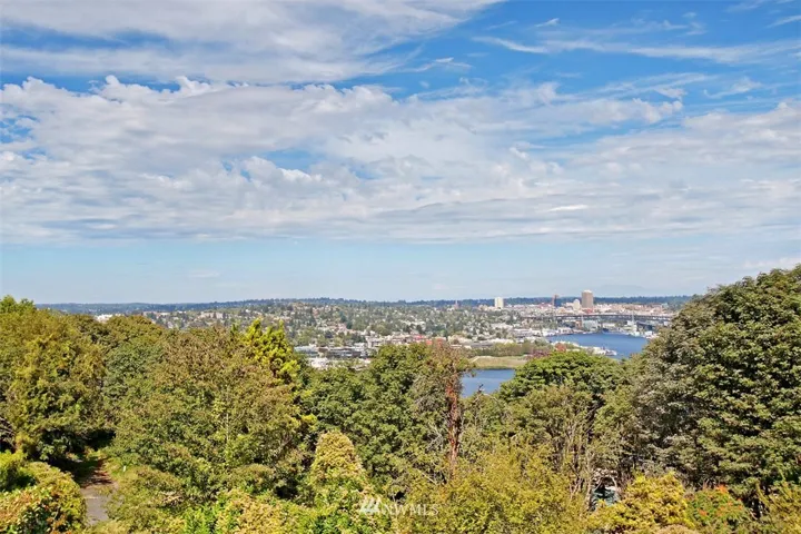 Beautiful view of Lake Union  and Gas Works Park