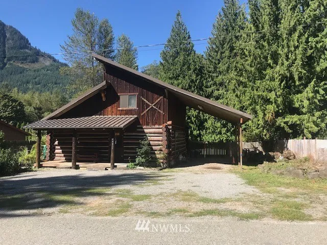 This lovey log home on quarter acre lot has 2 bedrooms plus bonus loft for extra sleeping or storage, located 20 min from Stevens Pass ski area and 45 min from Everett. Surrounded by mountain views and natural beauty. New roof, pellet stove and carpet 4 years ago.