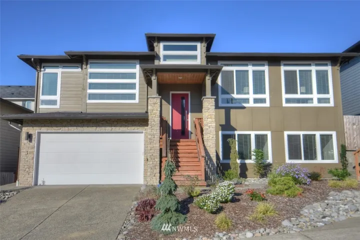 Welcome home!  Beautiful eurodesigned home that's almost like new.