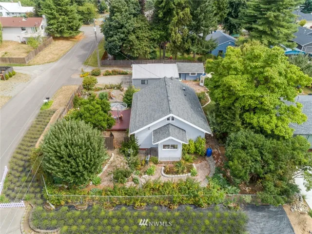 The Perfect Spot to call HOME! Just move on in and LIVE! The house is in mint condition. The garden is already planted for you.