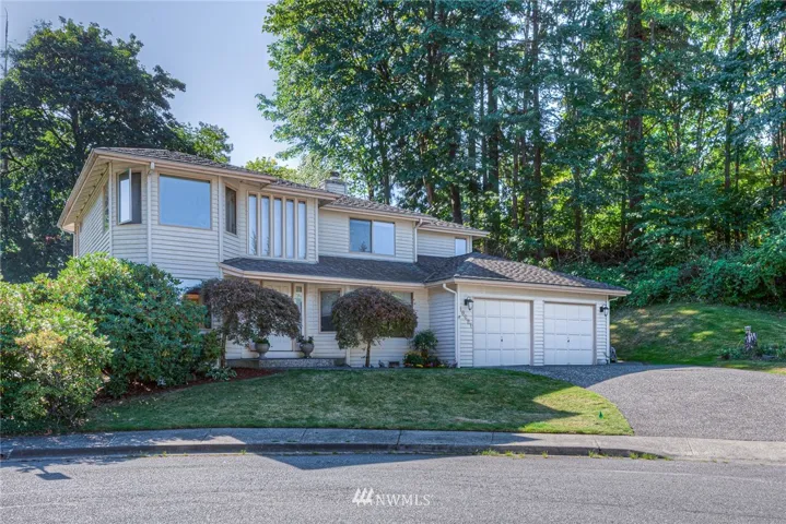 Home sits inside a cul-de-sac in a friendly neighborhood!