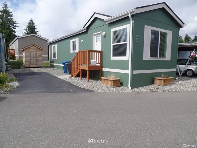 2018 Fleetwood  Manufactured Home with parking and shed