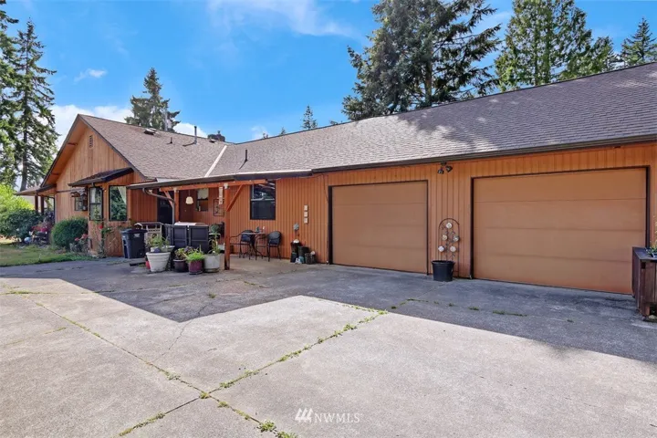 Move-in ready rambler on large lot in South Everett
