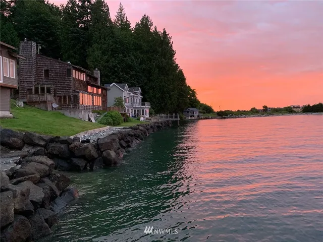 From sunrise to sunset, high tide to low tide, the views are amazing and constantly changing. You won't want to miss a moment and you won't have to with views from every room and outside space to take it all in.