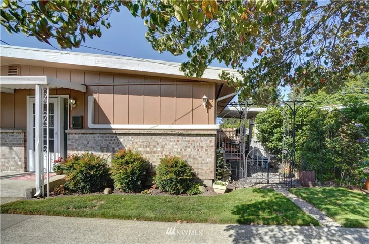 Welcome Home to your abode at Viking Co-Ops.  This unit is located at the side of the complex for minimal foot traffic and more privacy.