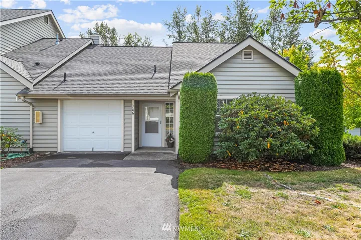 Welcome Home!  End Unit- SINGLE LEVEL!