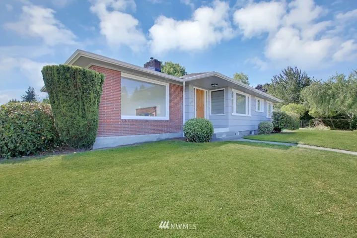 New Exterior Paint & Gutters!