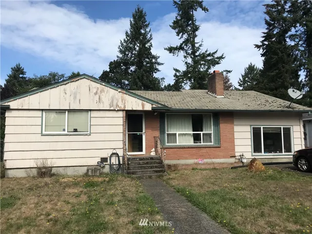 Welcome to 9313 N Lake Dr SW, Lakewood! Bring your toolbox and your imagination to make this home shine!