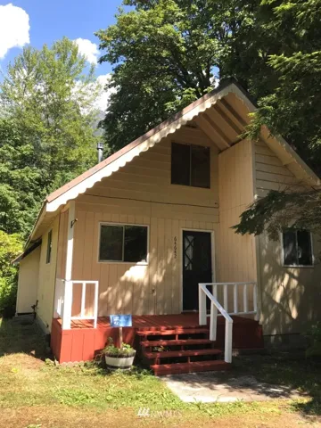 Opportunity is knocking, answer the door! This home recently was under contract, and after repairs from the inspection report and requested upgrades from the appraiser, the home appraised for $323,000. However, the buyer's financing fell through and now we're back on the market. This is a real opportunity. See this home today!