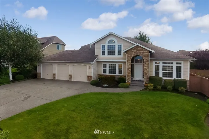 1 owner 4 bed 2 1/2 bath 2417 Sq Ft home in desirable Sky Island of Bonney Lake.