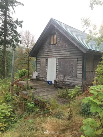This 1930s 18'x24' homestead was renovated in the 80's, it is completely off grid. Now sealed for security but ready for new owners to enjoy the quite and independent lifestyle this property has to offer.