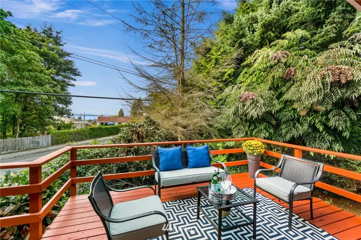 Watch the ferry boats and cruise ships pass from your own outdoor entertaining area.