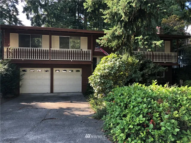 Spacious "Big Split" in Kingsgate 3 & 4 of Kirkland.  Perfect home to make your own with a little work.  RV/Boat parking